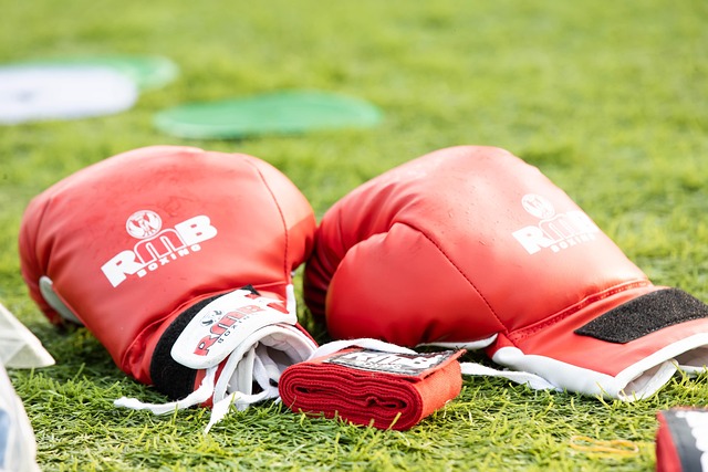 red bowing gloves