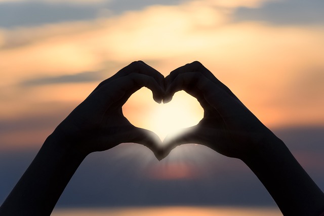 Picture of two hands in a heart