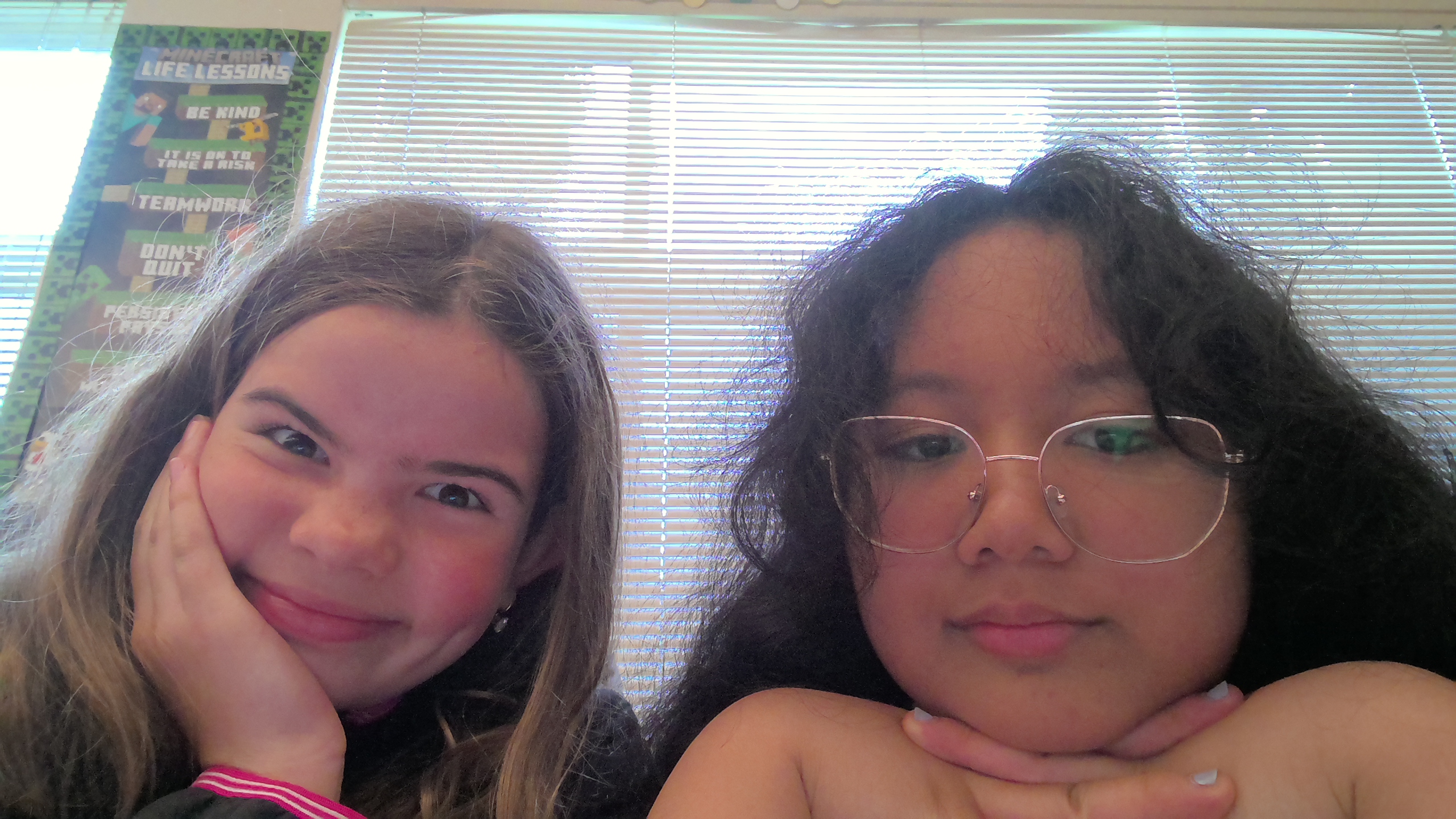Normal girl to the right an dinsane girl to the left.